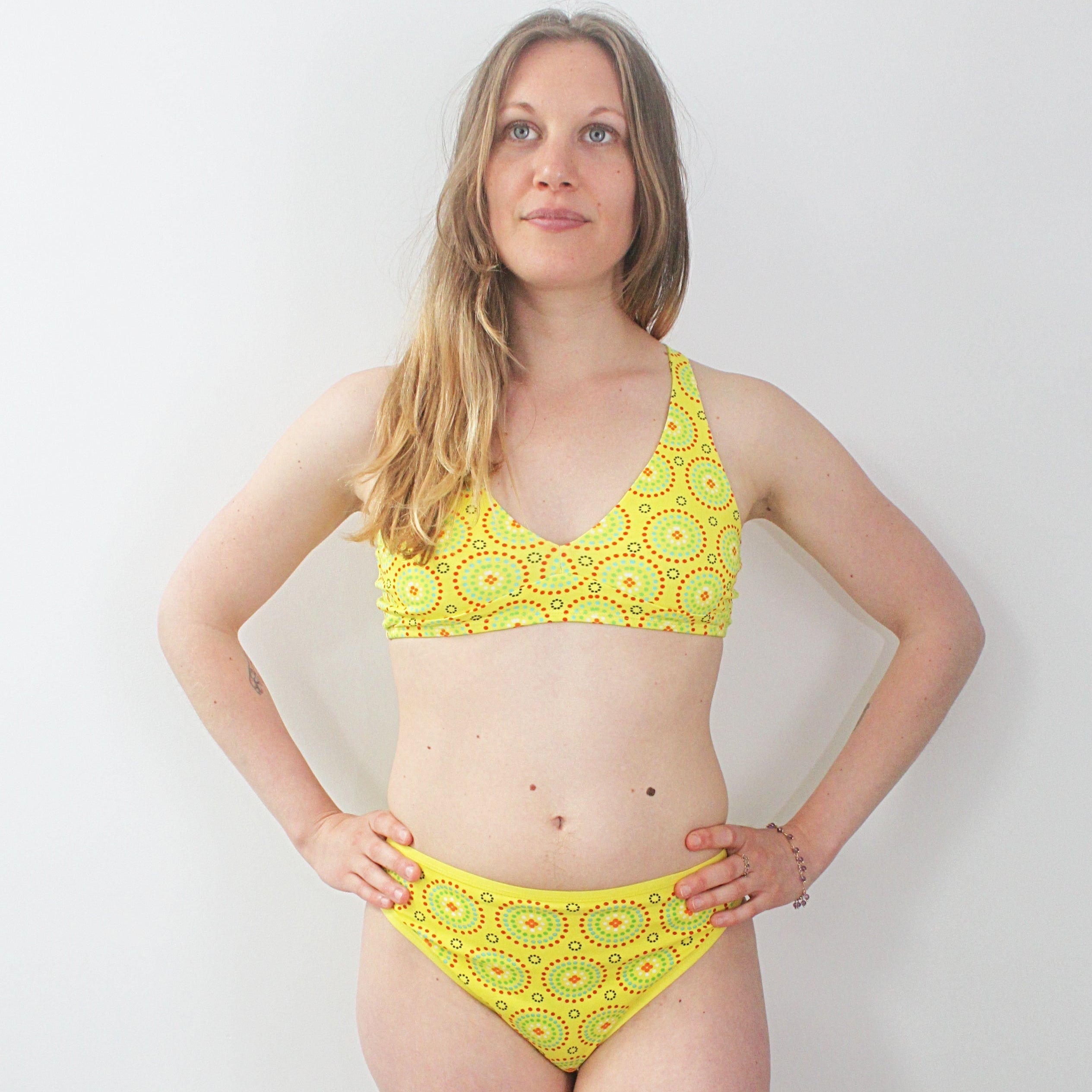 Women's organic cotton mid-rise bikini bottoms - Yellow Mara print