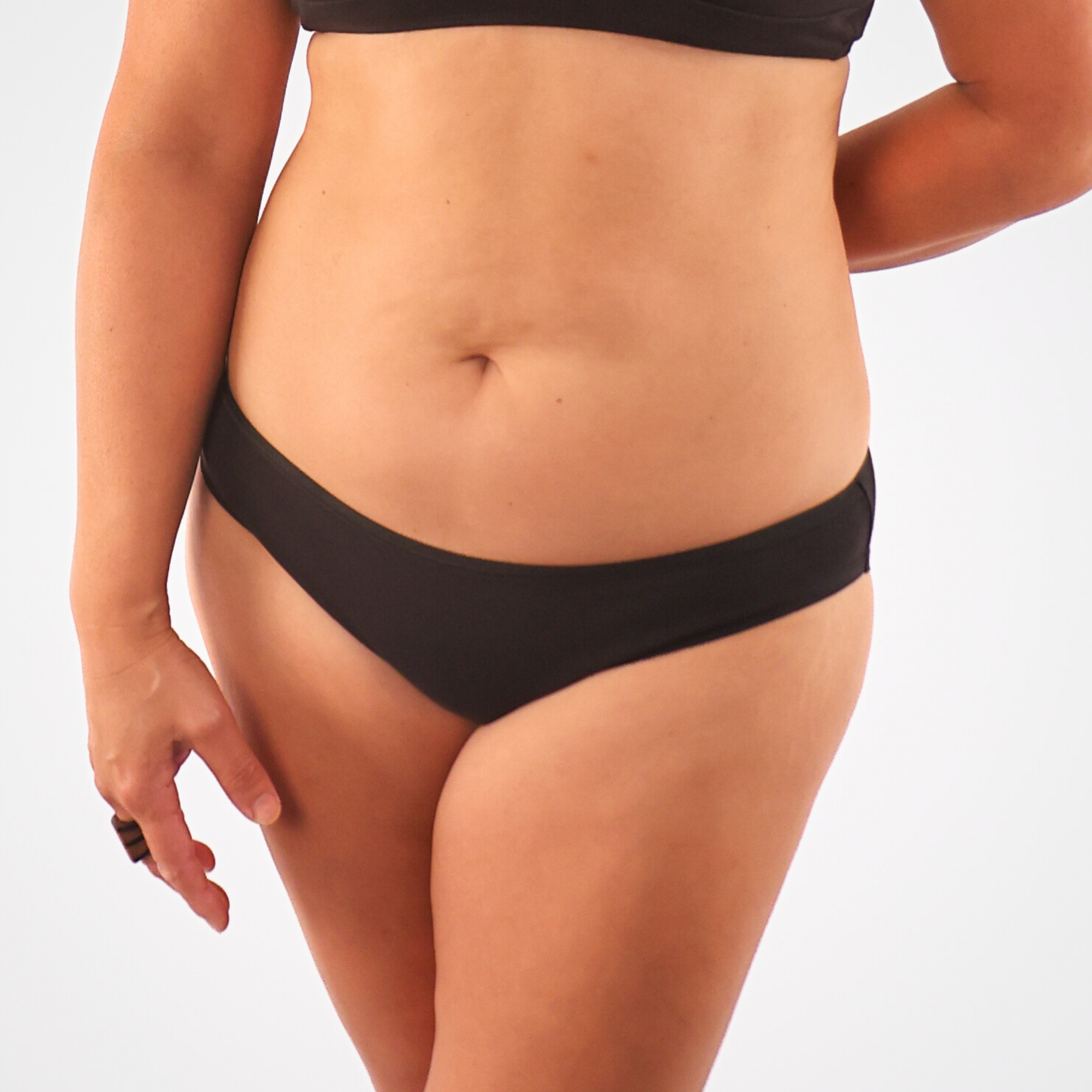 Women’s organic cotton low-rise bikini bottoms in black